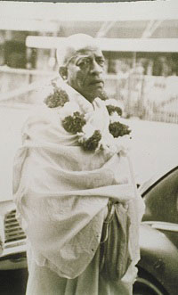 Prabhupada walking