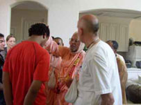 Srila Bhaktivedanta Narayana Maharaja conveying blessings