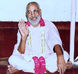 Gurudeva waving