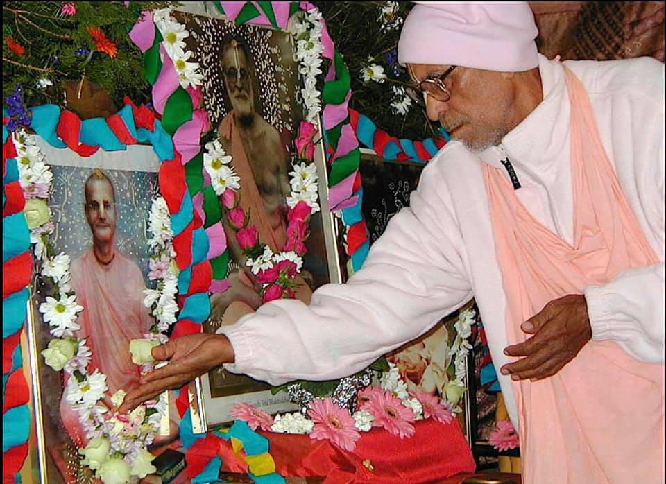 Gurudeva offering to Paramgurudeva