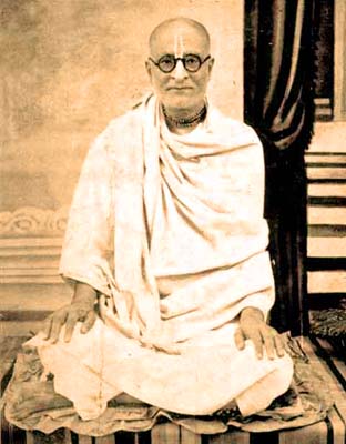 (Photograph of Śrīla Bhaktisiddhānta Sarasvatī Ṭhākura Prabhupāda)