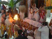 Srila Gurudeva leads arati for Sri Sri Radha-ramana-bihar