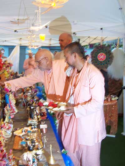 Srila Gurudeva in Italy offering flowers