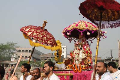 carryingmahaprabhu