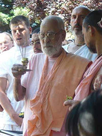 Offering incense to Giriraja