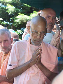 Srila Narayana Maharaja leads the devotees 
                in prayer.