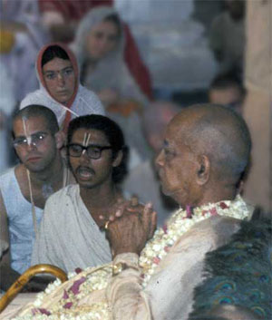 Srimati Mula Prakriti dasi with Srila Prabhupada in Vrindavana, 1975