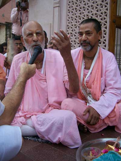 Giving a discourse at Srila Rupa Gosvami's Samadhi Mandir