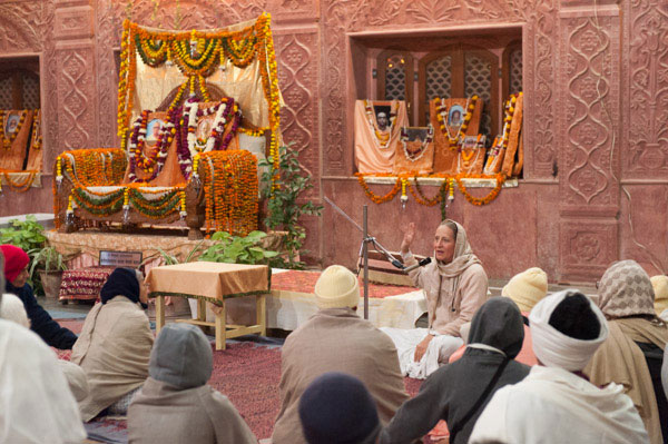 Vrindavan-vilasini didi offering puspanjali